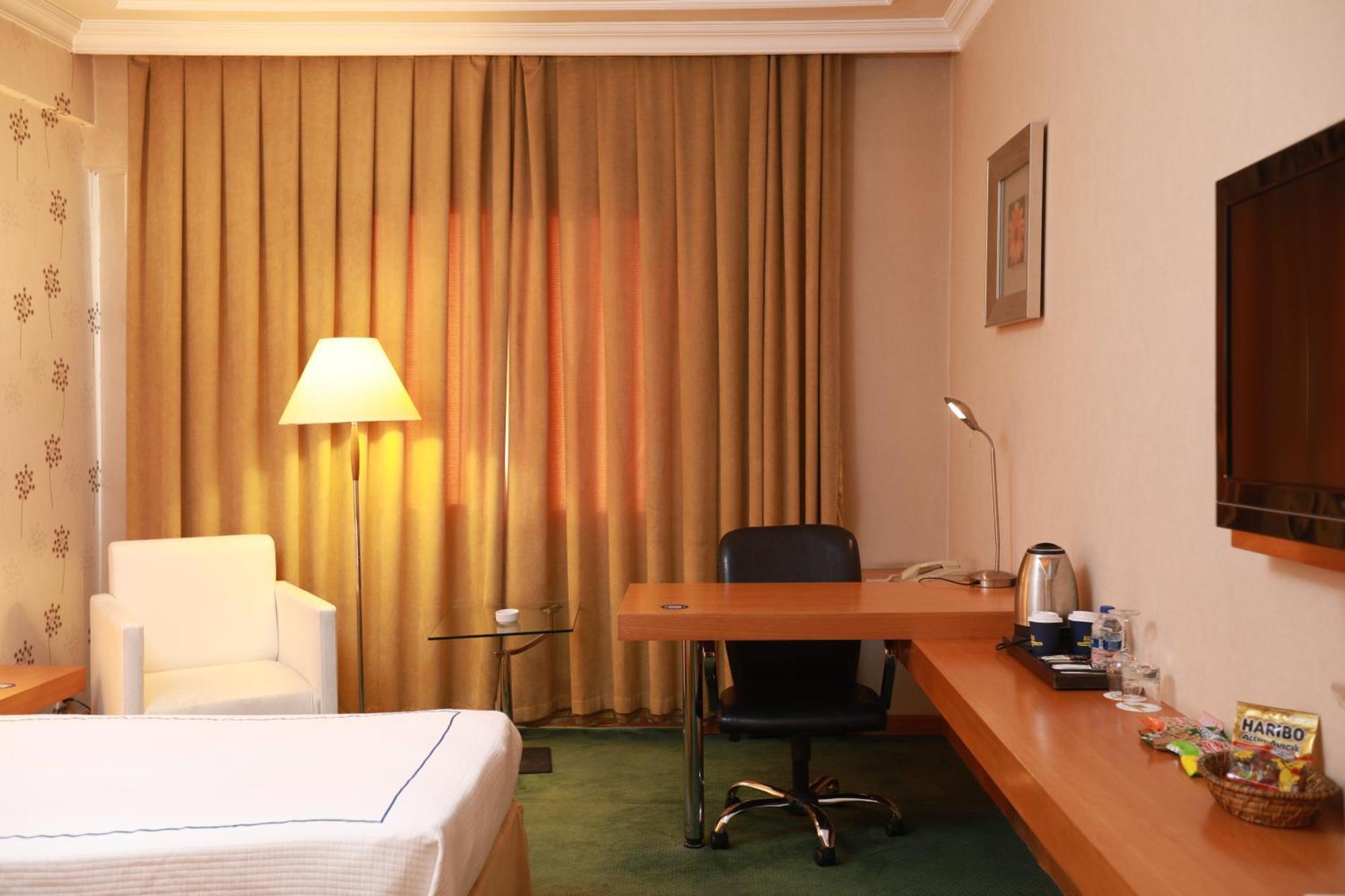 Anemon Grand Manisa Otel Esterno foto