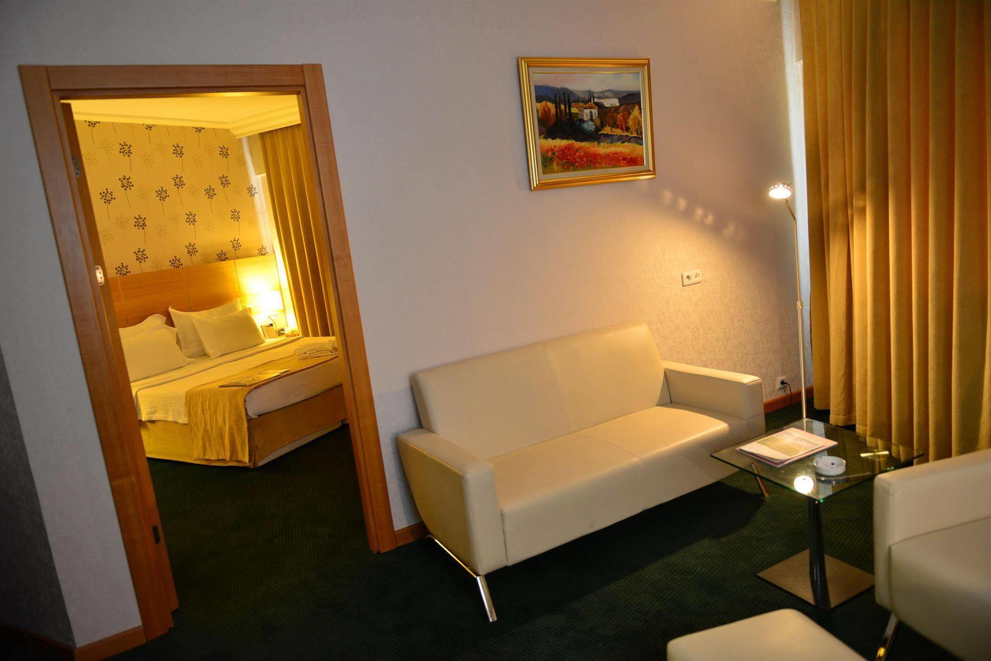 Anemon Grand Manisa Otel Esterno foto